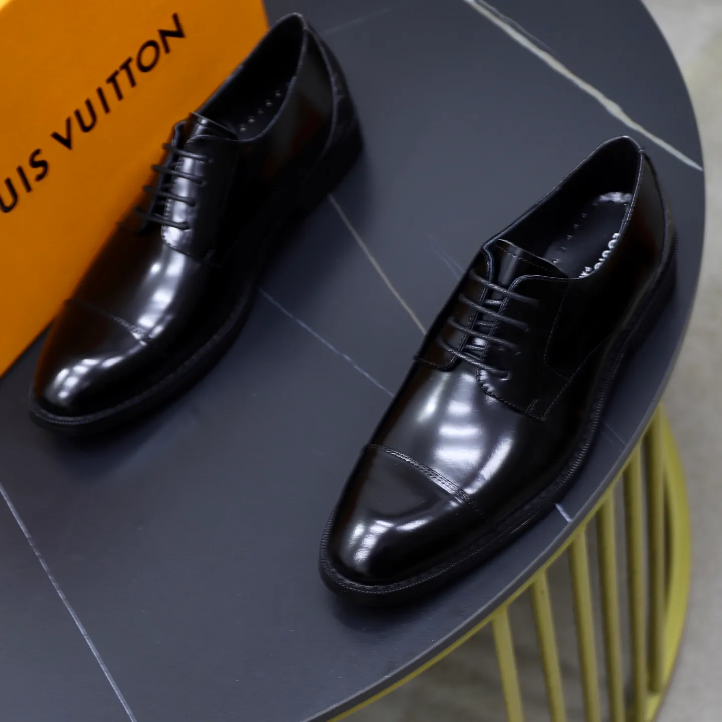 Ex-factory price: 500💰🙅‍♂️🙅‍♂️🙅‍♂️ Brand: LV Louis Vuitton Standard code: Men's size 38-44 (45 can be customized) Grade: Same style as the official website Original order quality Material: Original cowhide surface Comfortable sheepskin lining Original outsole Style category: Men's fashionable casual leather shoes Distinguished big-name luxury elements Top luxury Color: actual picture color